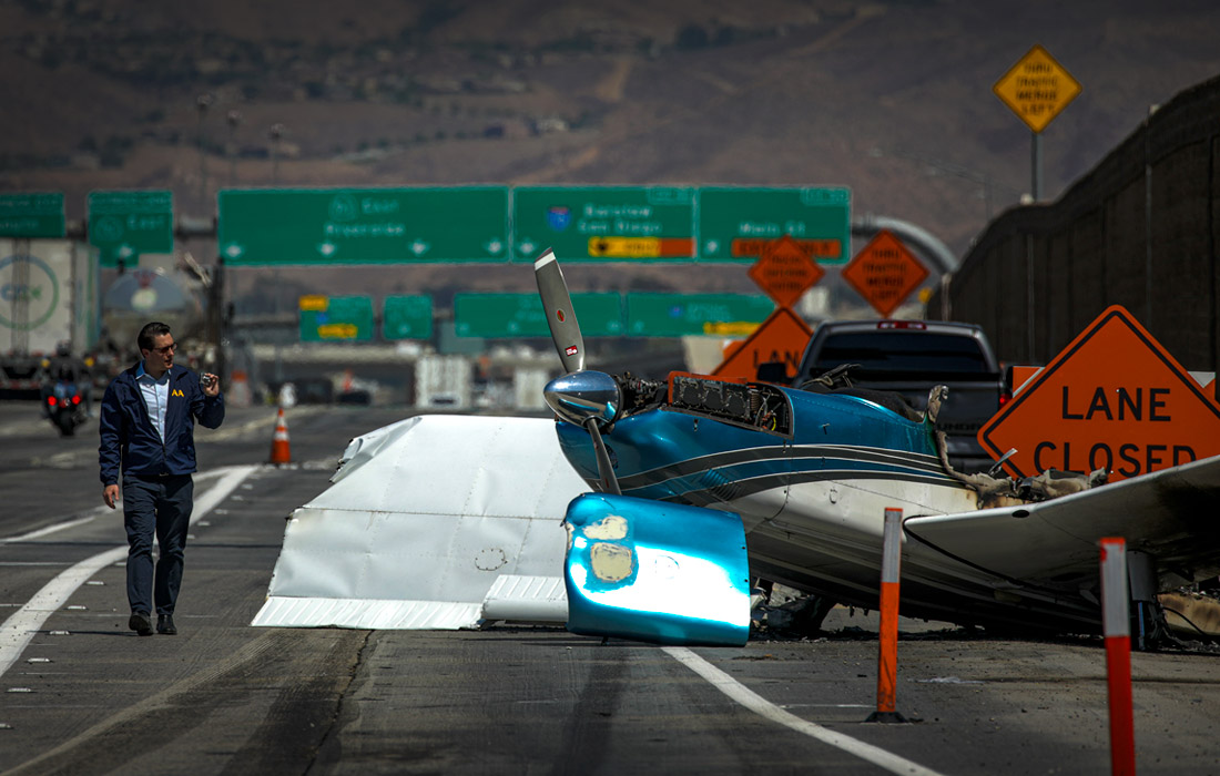В Калифорнии одномоторный самолет совершил аварийную посадку на шоссе. Пилот и пассажир смогли самостоятельно выбраться из самолета.