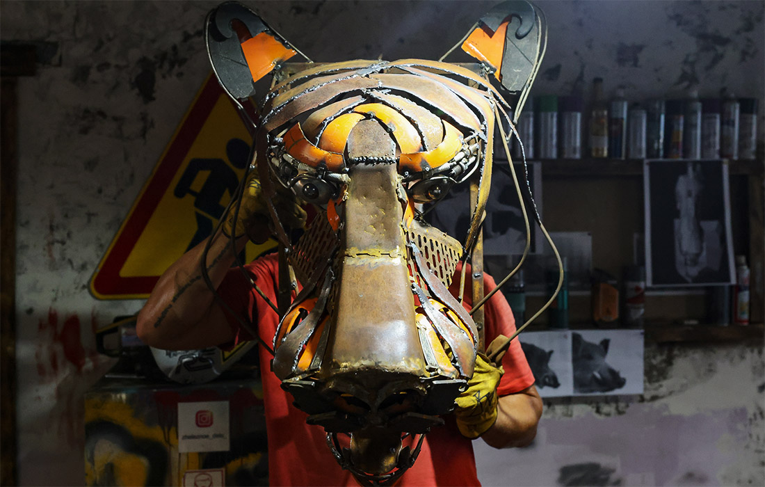 Житель Владивостока решил создать скульптуру уссурийского тигра из металлолома, найденного на дне водоемов региона