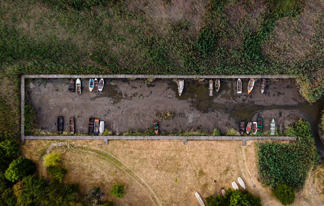 Уровень воды в озере Веленце в Венгрии, третьем по величине в стране и популярном месте отдыха, приближается к рекордно низкому значению