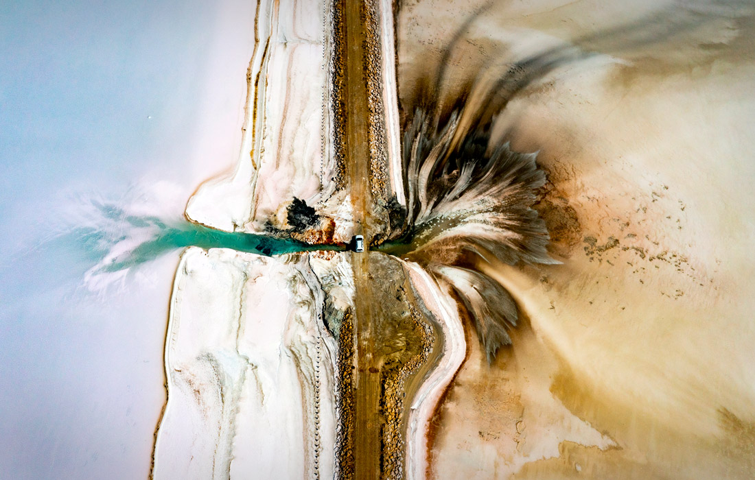 Добыча соли на озере в Турции