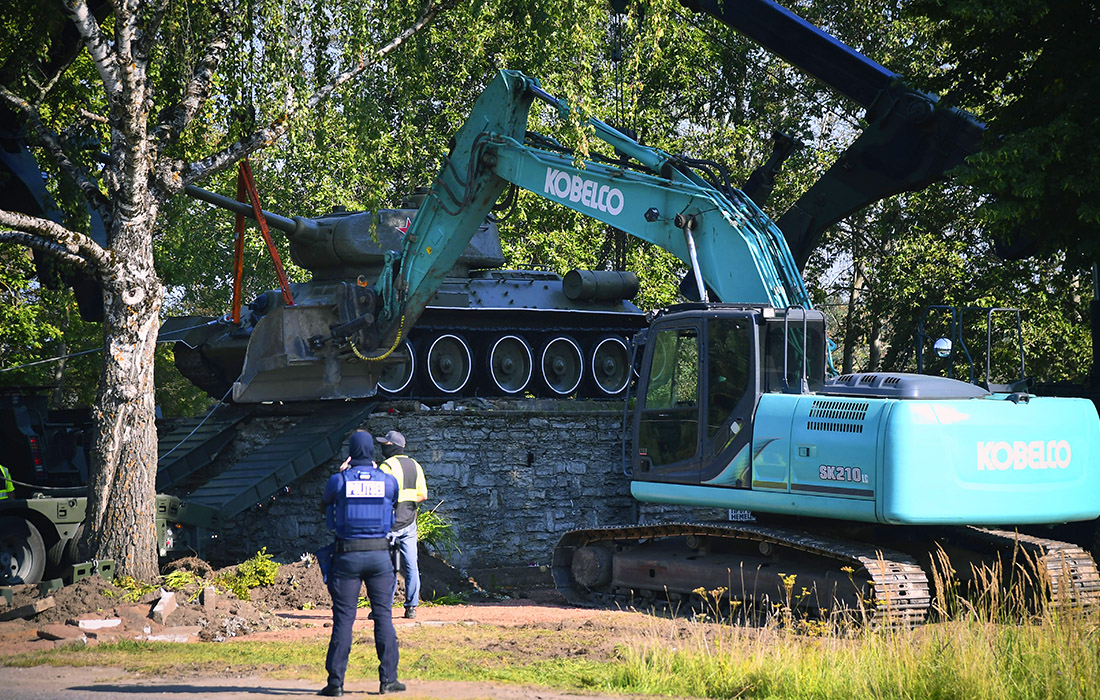 В эстонском городе Нарва демонтировали советский танк-памятник Т-34