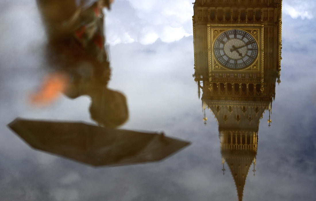 Отражение в луже возле парламента во время ливня в Лондоне