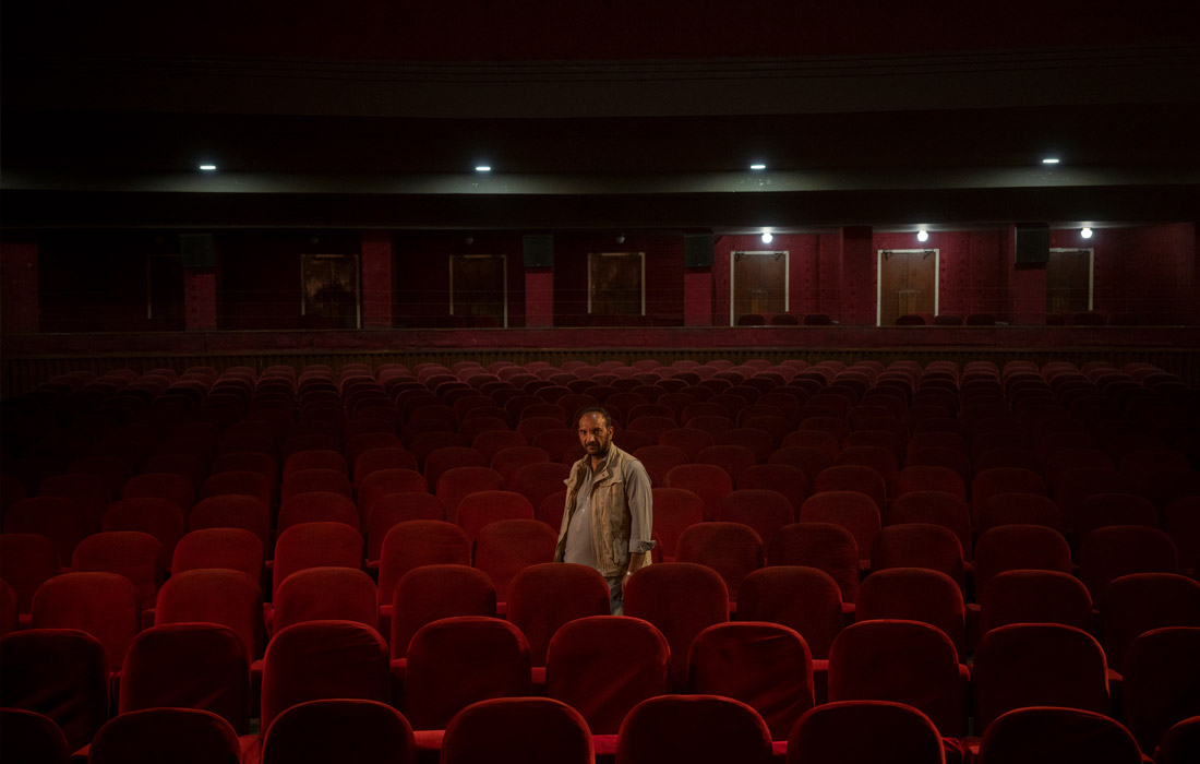 Талибы запретили практически все развлечения. Боевики закрыли в столице страны Кабуле исторический кинотеатр, работавший несколько десятилетий. Работа кинотеатров, где демонстрировались преимущественно индийские, европейские и американские фильмы, противоречит нормам шариата.