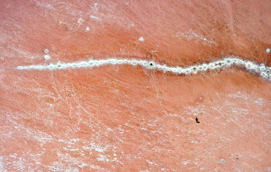 Австралийская бегунья Мина Гули пробежала по высохшему озеру Туз в центральной Турции, чтобы привлечь внимание к проблемам глобального водного кризиса