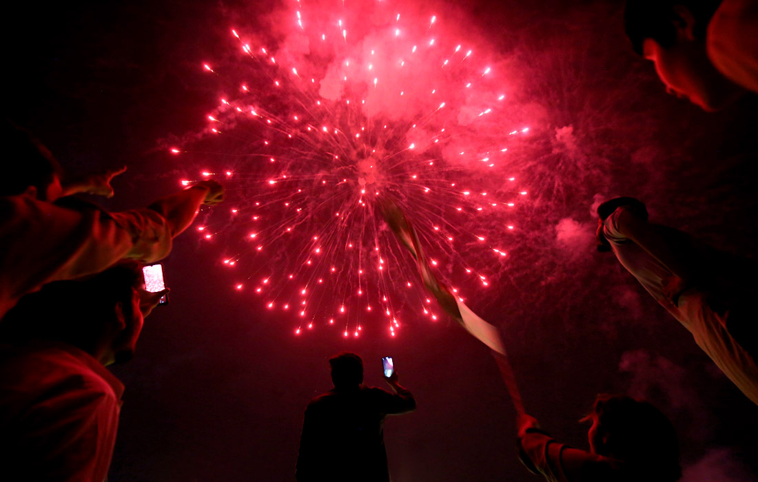 Фейерверк освещает небо во время празднования Дня независимости в Пакистане