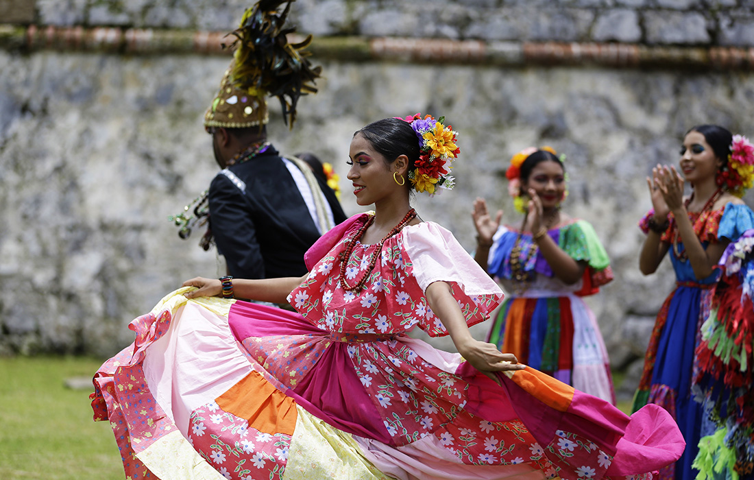 Накануне прошел 5-й фестиваль Pollera Congo в прибрежном городе Панамы Портобело