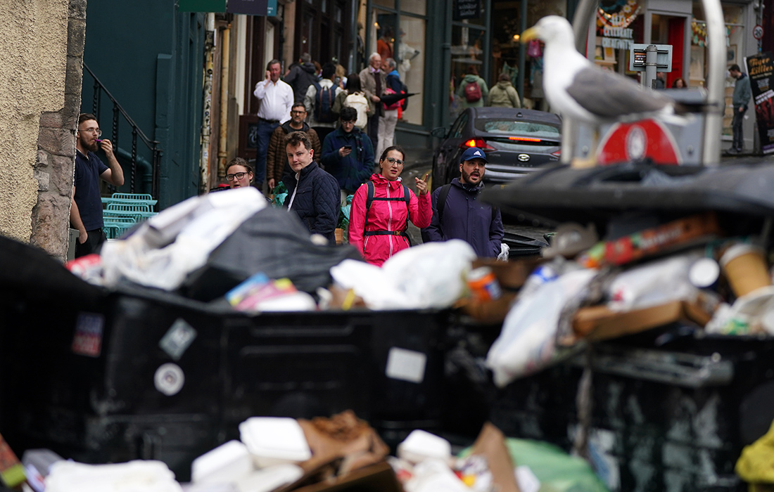 Переполненные мусорные баки из-за забастовки уборщиков в Эдинбурге