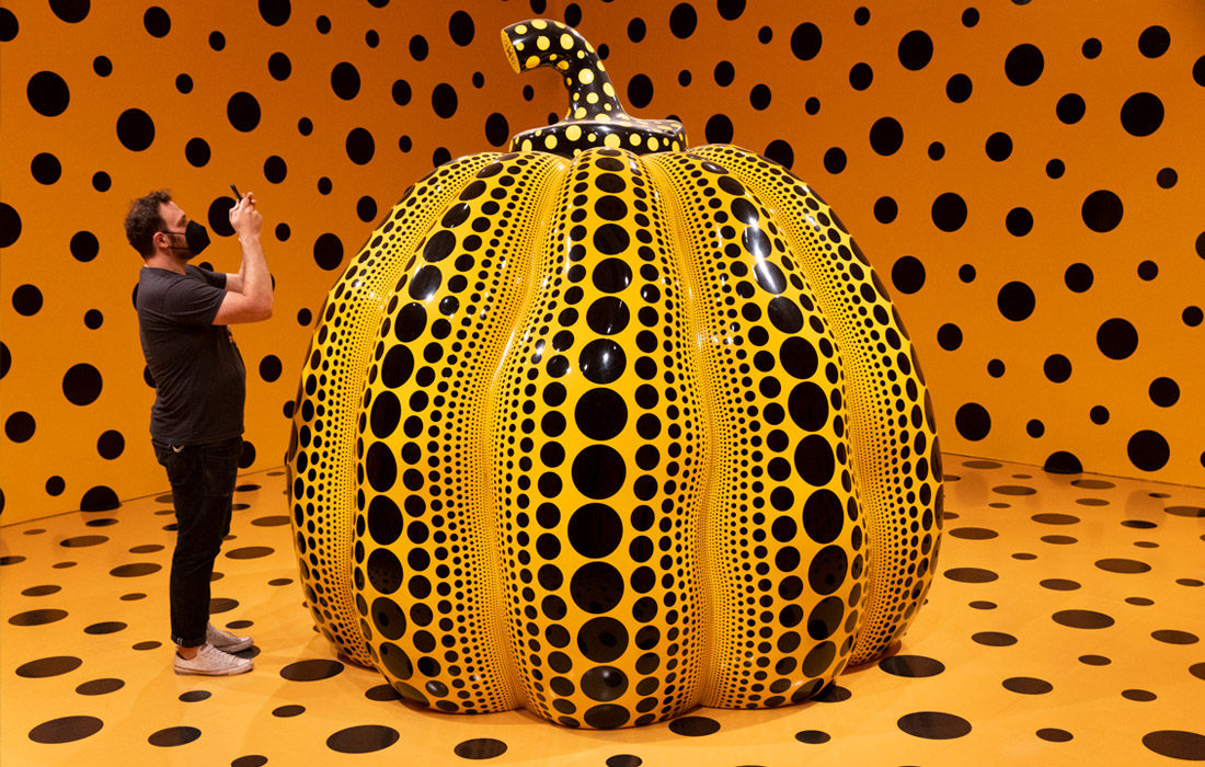 Выставка японской художницы Яеи Кусамы в Вашингтоне