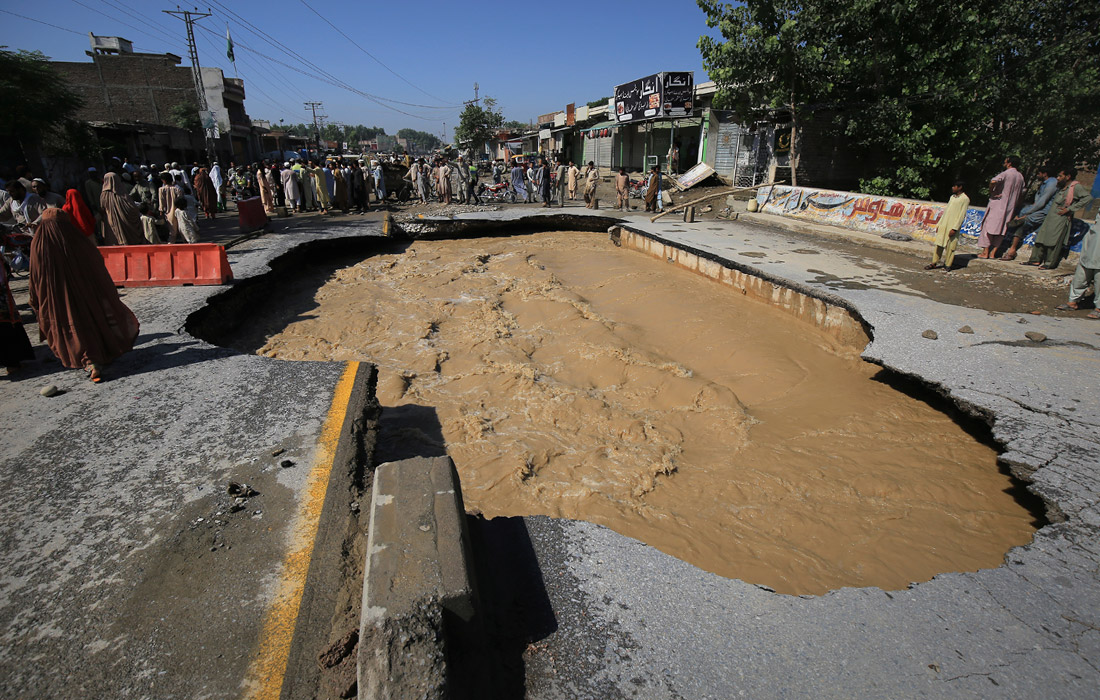Повреждено почти 3 тыс. км дорог и 129 мостов, что заблокировало доступ к районам, которым был причинен значительный ущерб
