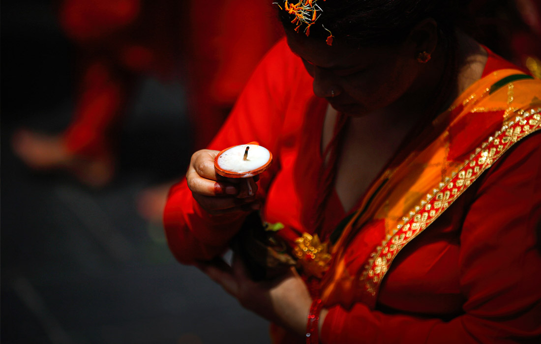 В Непале проходит индуистский фестиваль Тидж, посвященный богу Шиве и его супруге Парвати. По традиции, в этот день замужние женщины молятся о крепких брачных узах, а незамужние просят у бога послать им хорошего жениха.