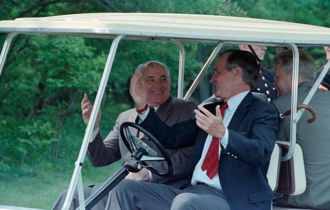 Президент США Джордж Буш и президент СССР Михаил Горбачев на третий день переговоров в Термонте. Июнь 1990 года.