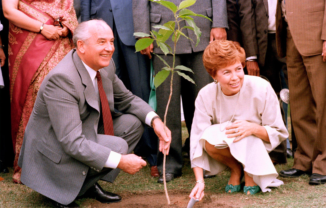 Михаил Горбачев и его жена Раиса сажают магнолию в Нью-Дели, Индия. Ноябрь 1986 года.