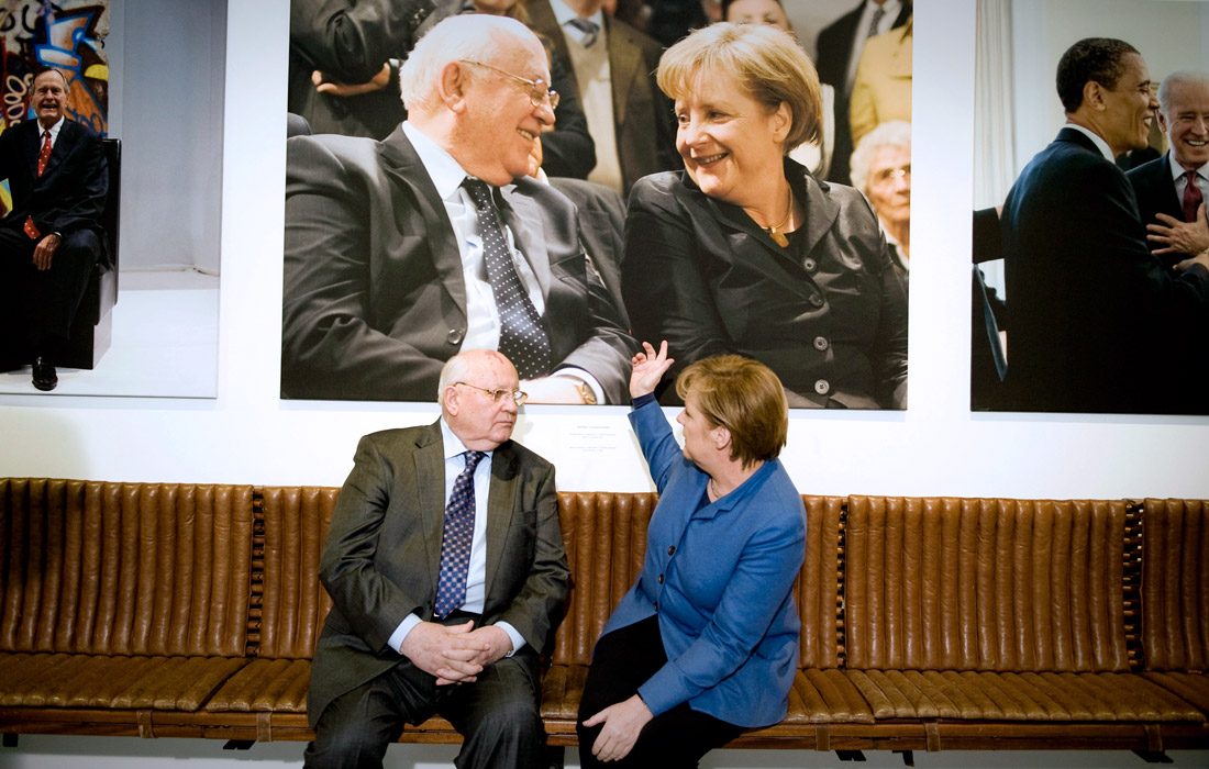 Sobiq Sovet Ittifoqi rahbari va Germaniya kansleri Angela Merkel 2011 yil fevral oyida Kennedi muzeyida (Berlin) "Mixail Gorbachev. Oilaviy albomdan" fotoko'rgazmasining ochilishida.