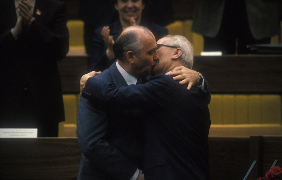 Исторический поцелуй между генсеком КПСС Михиалом Горбачевым и лидером ГДР и СЕПГ Эрихом Хонеккером после его переизбрания на пост генерального секретаря Конгресса Коммунистической партии в апреле 1986 года