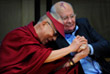 Тибетский духовный лидер Далай-лама и бывший президент СССР участвуют в дискуссии на 12-м Всемирном саммите лауреатов Нобелевской премии мира в концертном зале Чикагского симфонического оркестра в апреле 2012 года