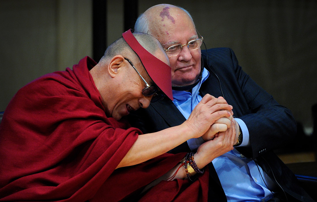 Tibet ruhoniysi Dalay Lama va sobiq Sovet prezidenti 2012-yil aprel oyida Chikago simfonik orkestrida boʻlib oʻtgan Tinchlik Nobel mukofoti laureatlarining 12-Butunjahon sammitidagi munozarada ishtirok etishdi.