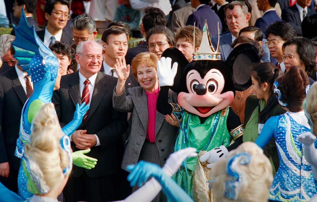 Михаил Горбачев с супругой Раисой Горбачевой посещают Диснейленд в Токио в апреле 1992 года