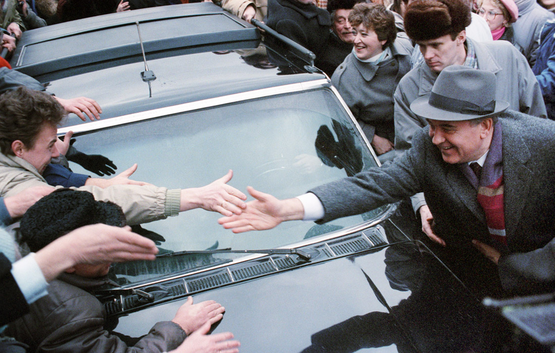 Генеральный секретарь ЦК КПСС Михаил Горбачев во время встречи с жителями Вильнюса в январе 1990 года