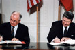 Президент США Рональд Рейган и генеральный секретарь СССР Михаил Горбачев подписывают Договор о ликвидации ракет средней и меньшей дальности в Восточной комнате Белого дома в 1987 году