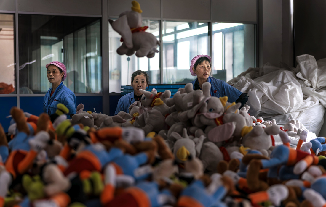 Сотрудники на фабрике плюшевых игрушек в китайском Янчжоу