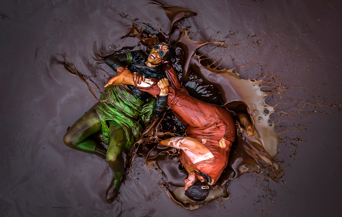 Участники Чемпионата мира по борьбе в бассейне с соусом в Россендейле, Англия