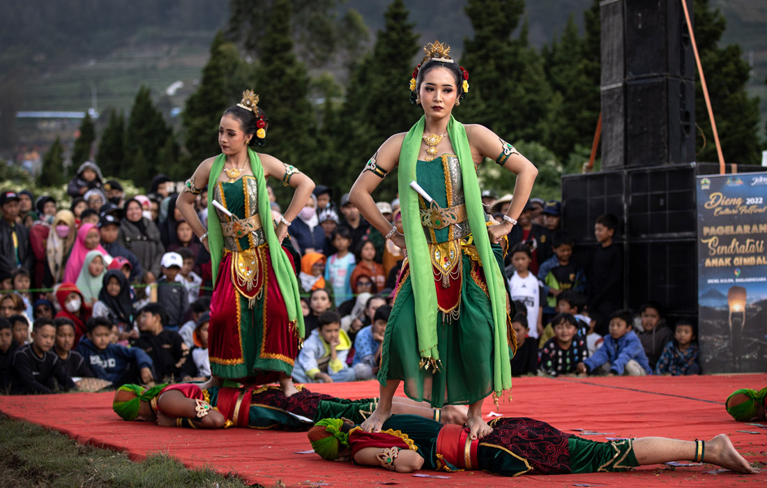 Фестиваль культуры в храмовом комплексе Арджуна в Банджарнегаре, Индонезия