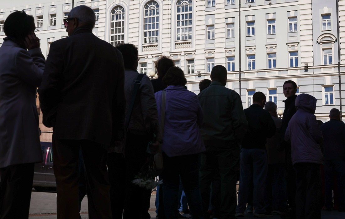 Начавшаяся в 10:00 церемония прощания с Горбачевым длится более 4 часов, люди продолжают идти в Дом союзов