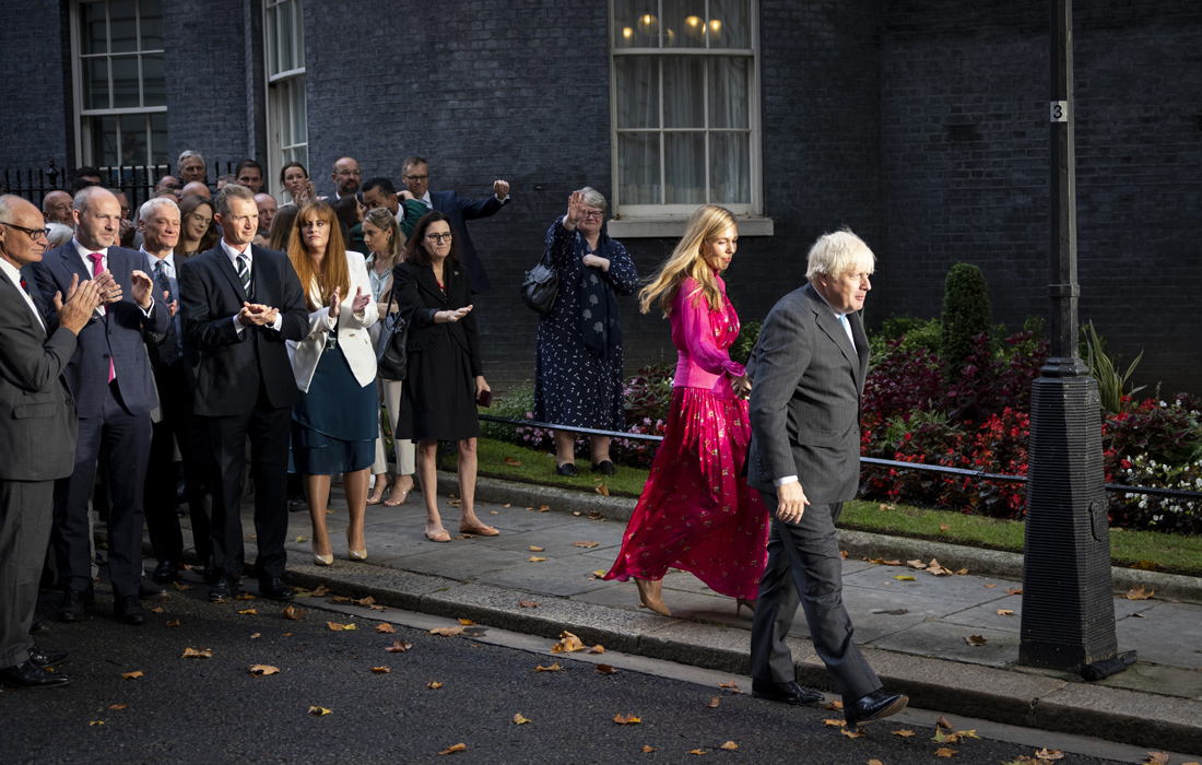 Уходящий с поста премьер-министра Великобритании Борис Джонсон с супругой Кэрри покинули резиденцию на Даунинг-стрит в Лондоне