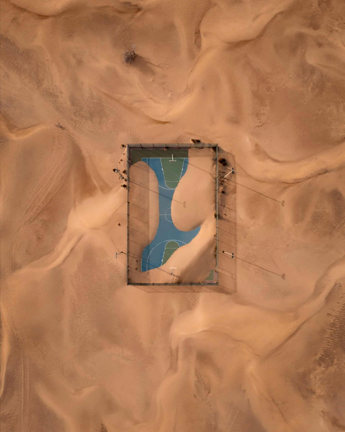 Второе место в категории "Город". Баскетбольная площадка после песчаной бури в ОАЭ.