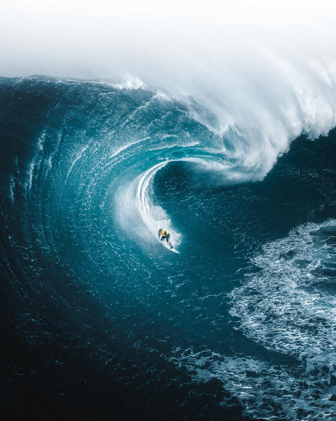 Второе место в категории "Спорт". Серфер ловит волну. Австралия.