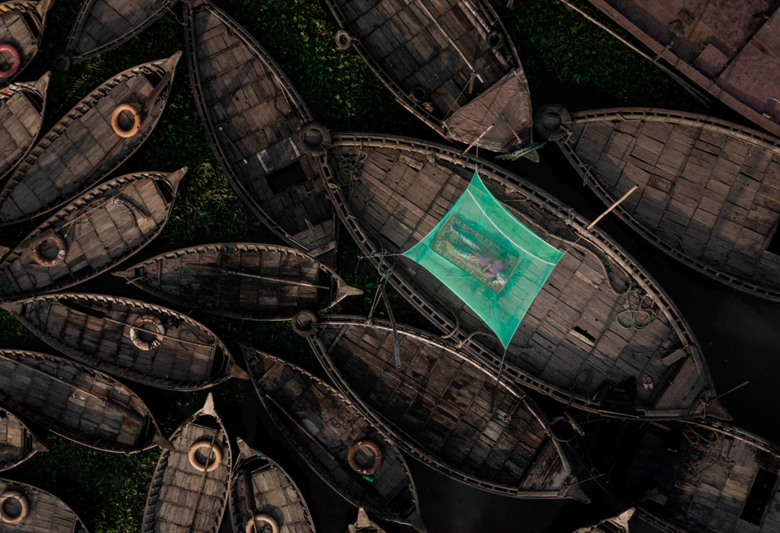 Первое место в категории "Люди". Лодочник отдыхает после переправы пассажиров через реку Буриганга. Бангладеш.