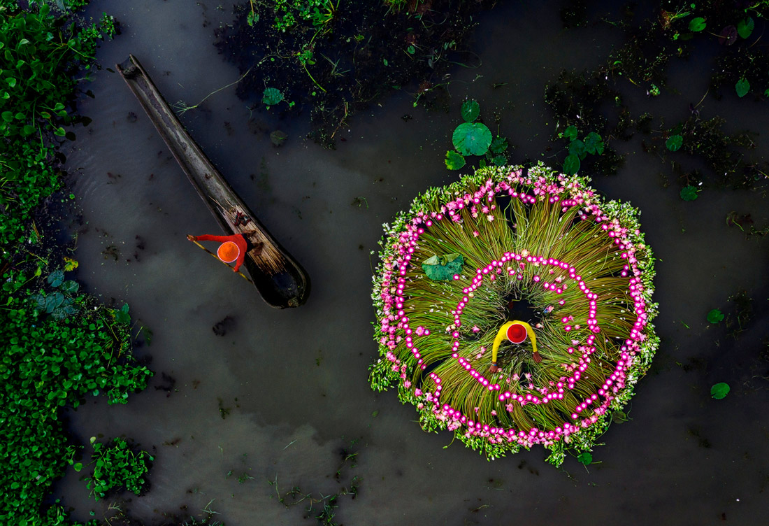 Второе место в категории "Люди". Сбор урожая водяных лилий на водно-болотных угодьях Западной Бенгалии.