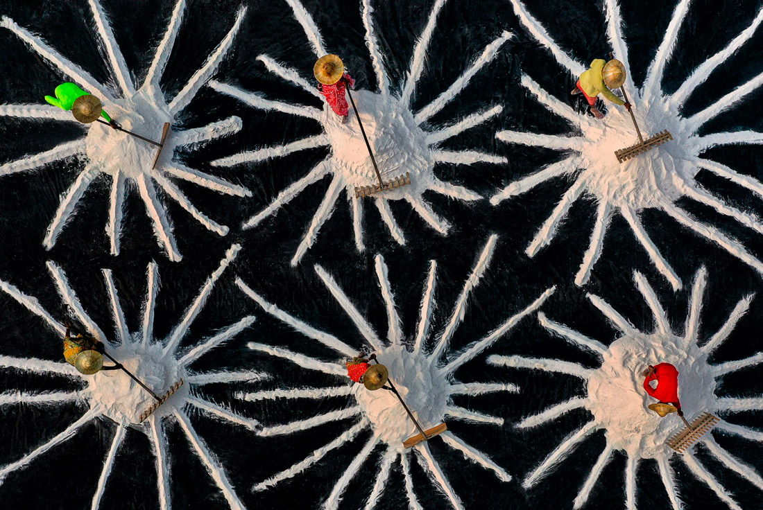 Первое место в категории "Абстракции". Работники соляной фермы.