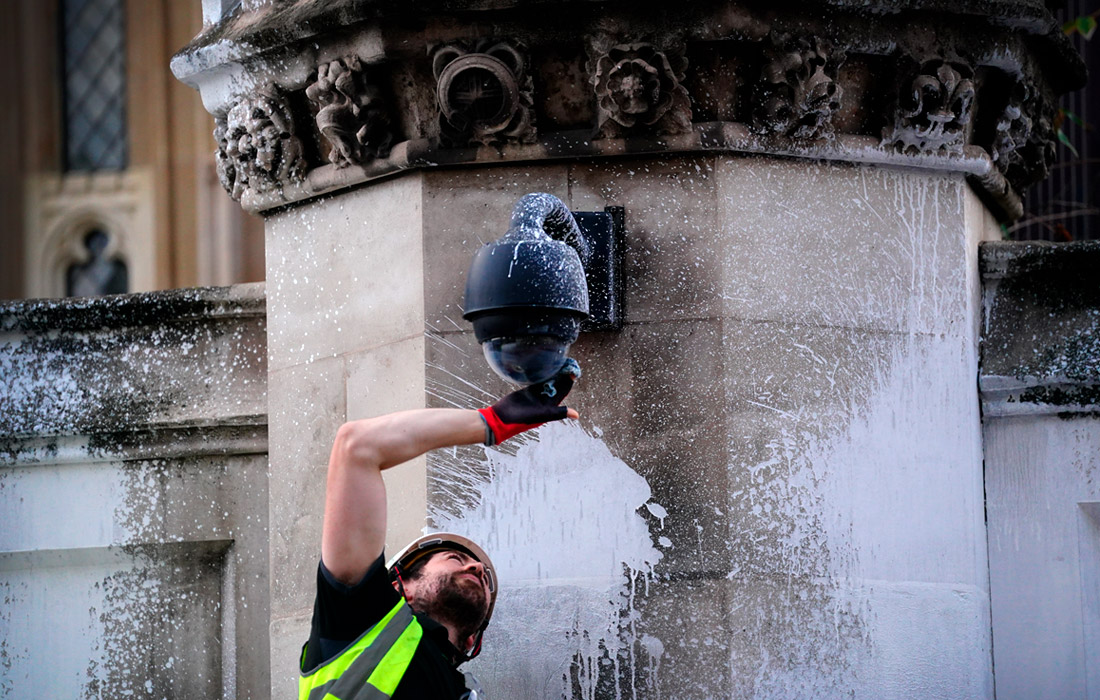 Активисты движения Animal Rebellion, выступающие за спасение животных и климата, облили краской здание парламента в Лондоне