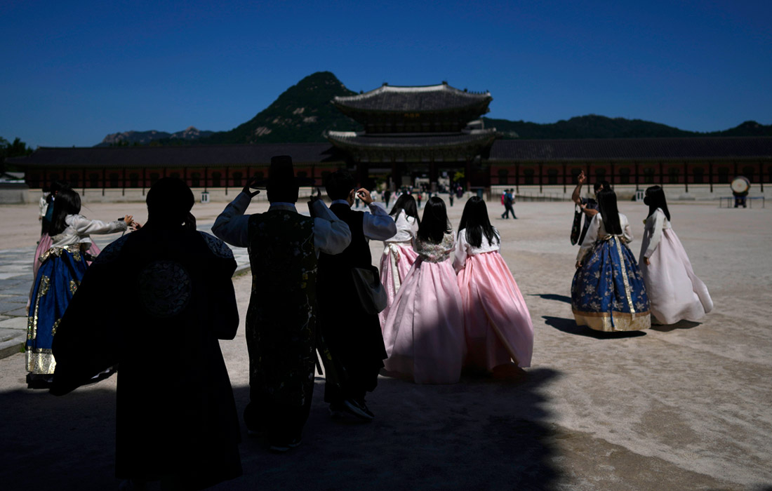 Жители Сеула гуляют по территории дворца Кёнбоккун