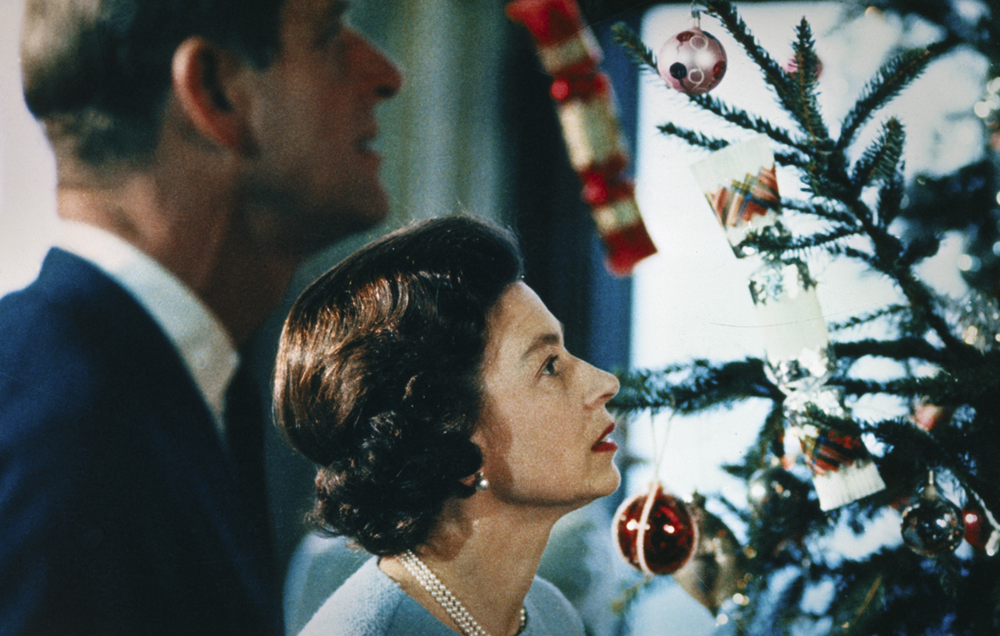 Королева Елизавета и принц Филипп наряжают рождественскую елку в замке. 1969 год.