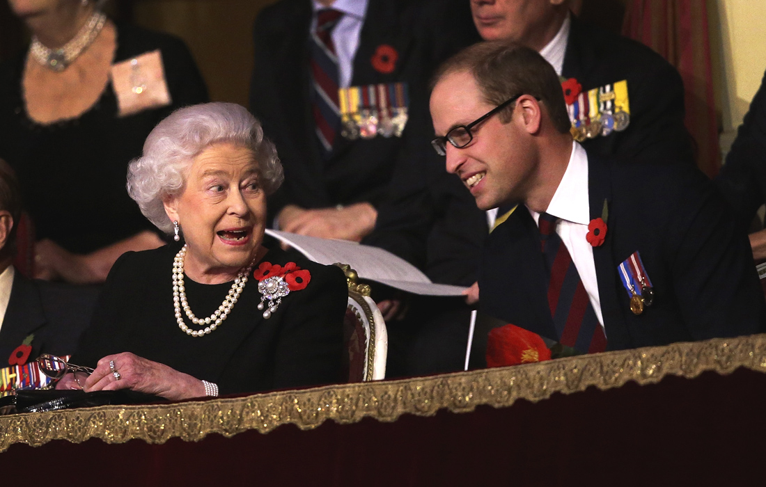 Королева Елизавета II и принц Уильям в Королевской ложе в Альберт-холле. 2015 год.