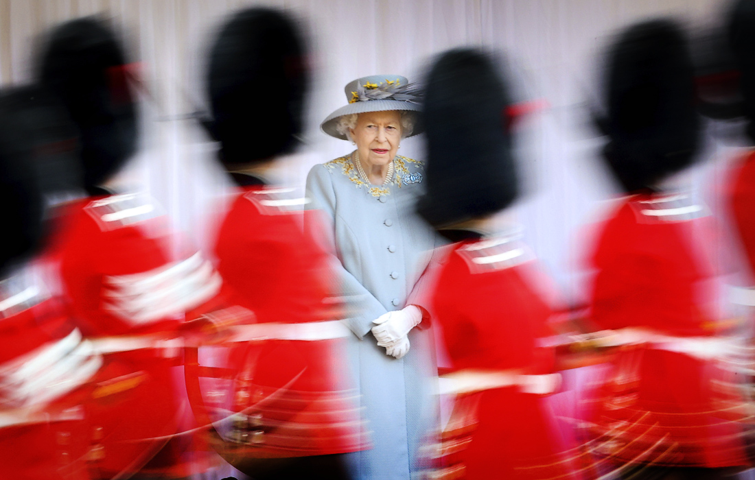 Королева на военной церемонии в Виндзорском замке. 2021 год.
