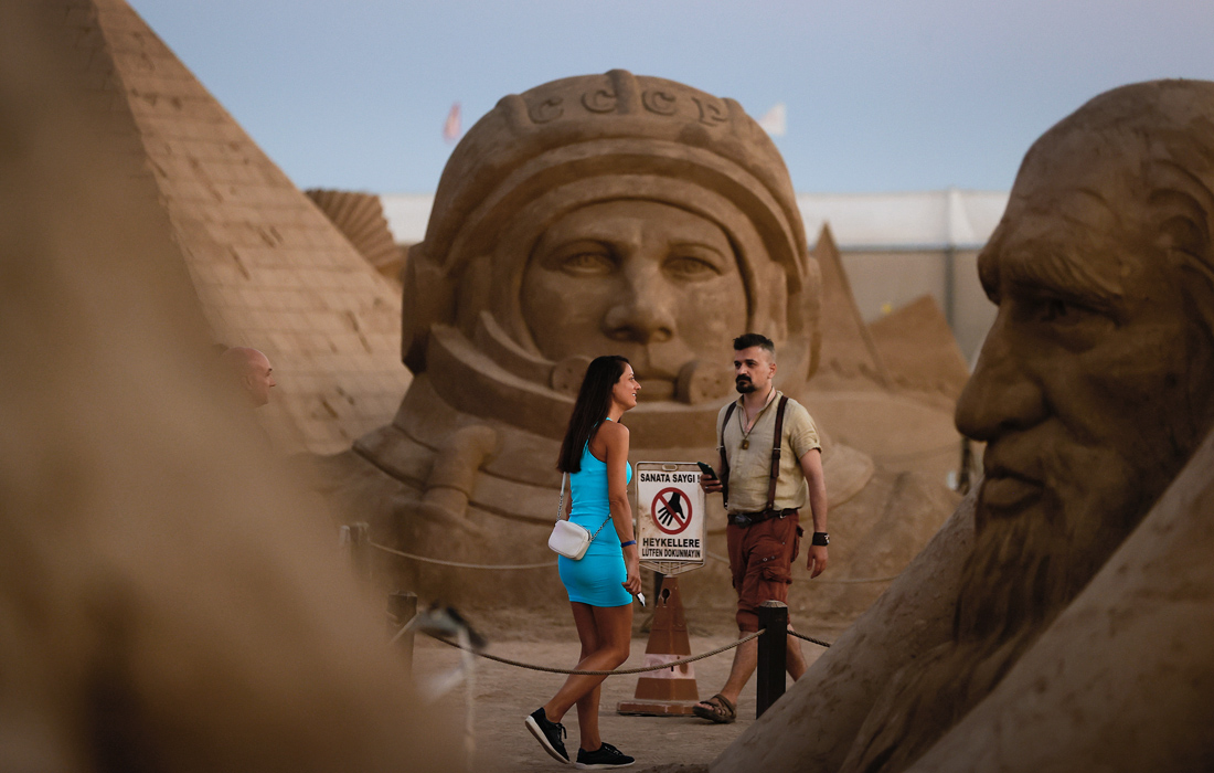 В турецкой Анталии стартовал 17-й Международный фестиваль песчаных скульптур