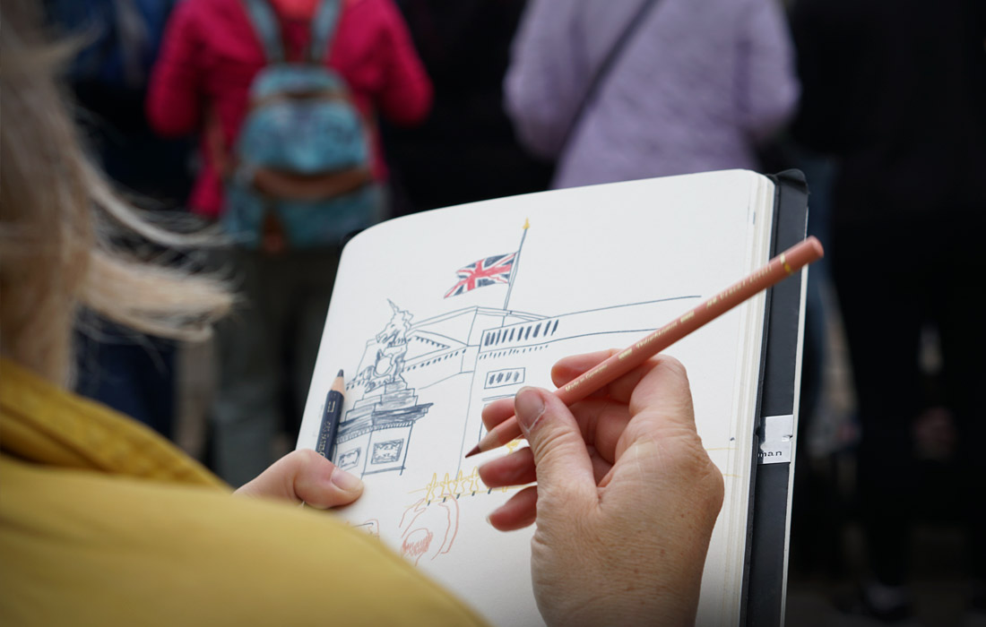 Художница рисует приспущенный флаг на Букингемском дворце