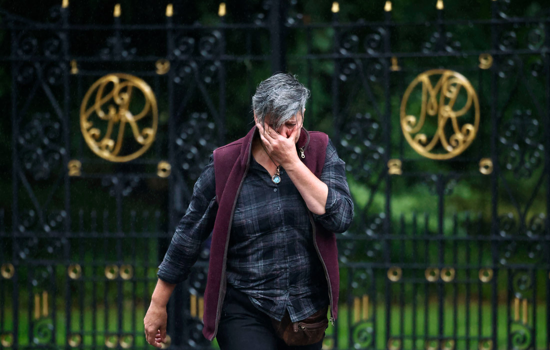 Женщина у шотландского замка Балморал, где провела свои последние минуты Елизавета II