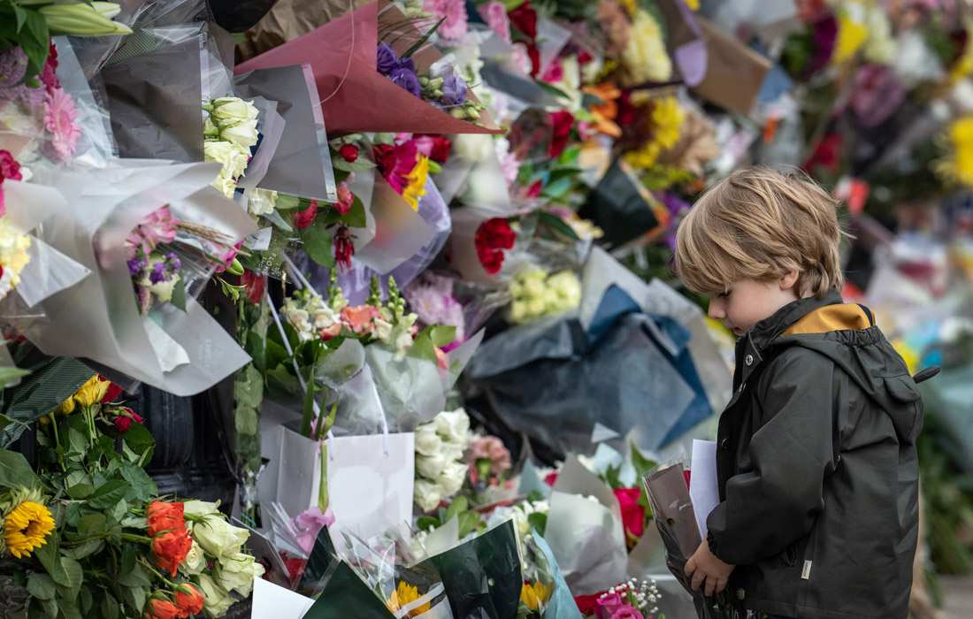 Маленький мальчик возлагает цветы