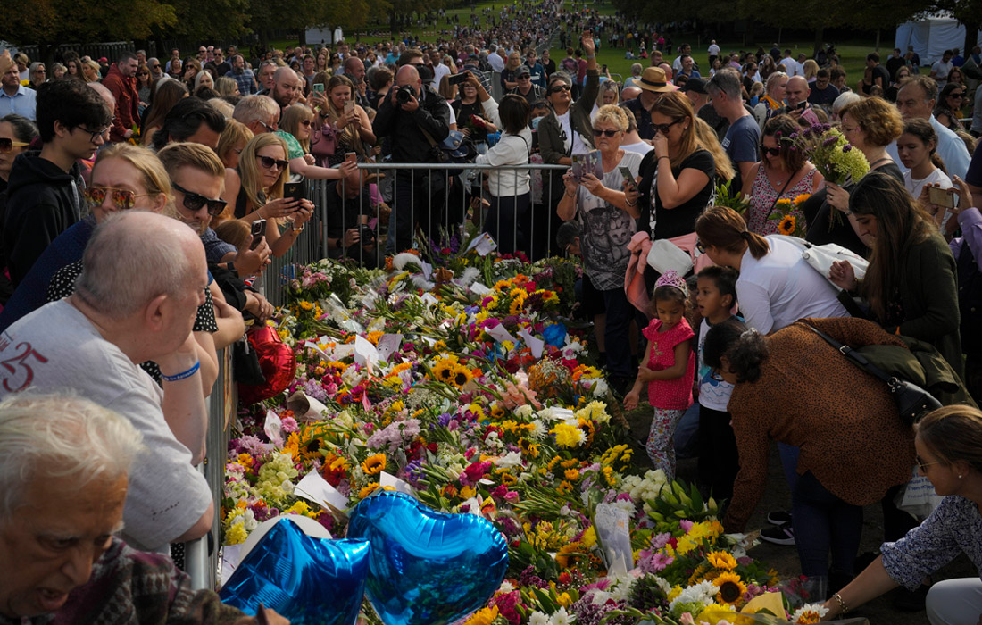 Британцы возлагают цветы в память о покойной королеве