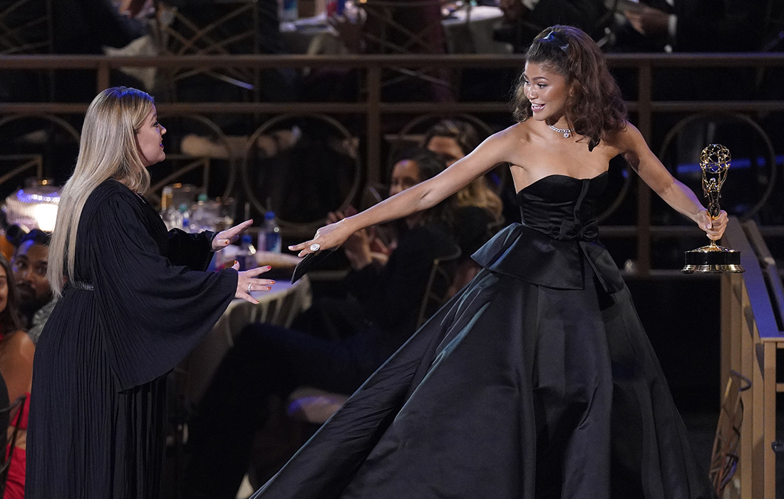 В Лос-Анджелесе прошла 74-я церемония вручения телевизионной премии "Эмми". На фото: певица Келли Кларксон и Зендея, получившая награду за лучшую женскую роль в сериале "Эйфория".