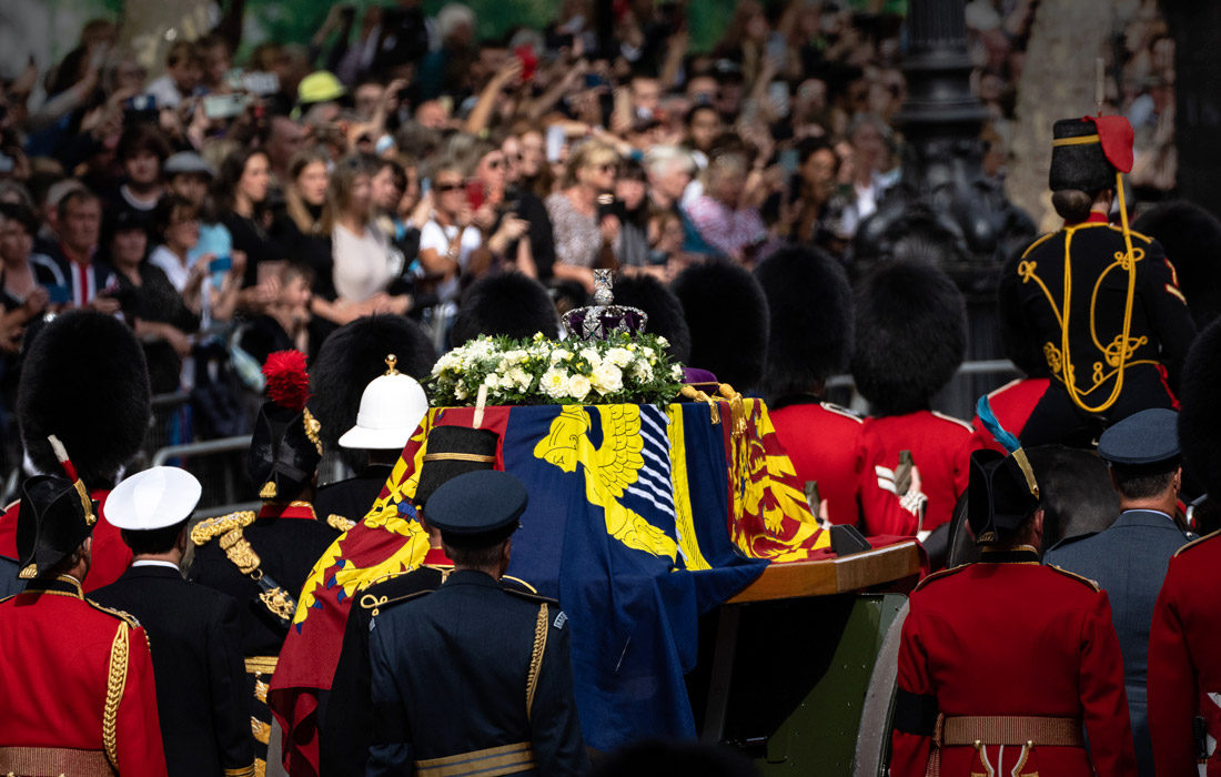 Траурная процессия с гробом королевы Елизаветы II прошла от Букингемского до Вестминстерского дворца