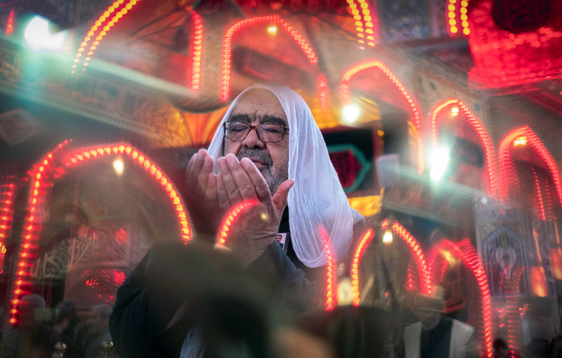 Верующий молится в святилище имама Хусейна в иракском городе Кербела