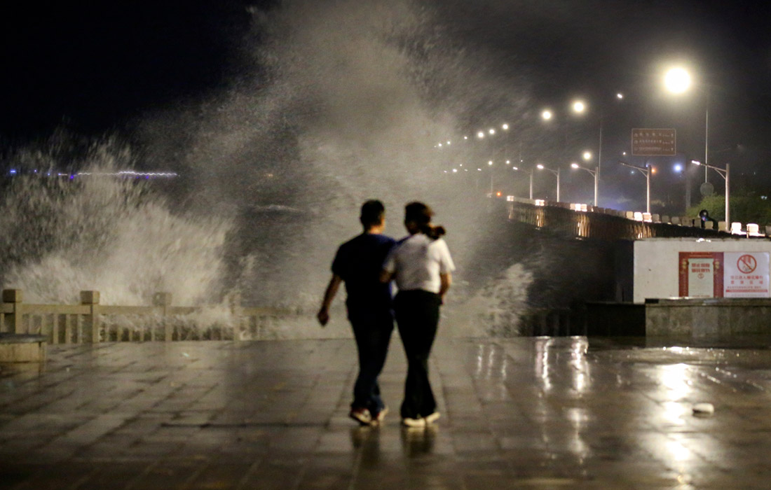 Тайфун "Муифа" приближается к побережью провинции Цзянсу, Китай