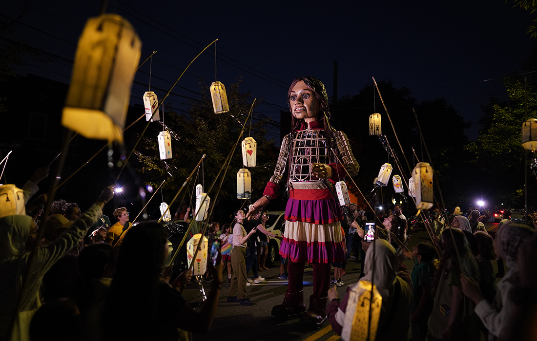 Маленькая Амаль в парке Астория в Квинсе, Нью-Йорк
