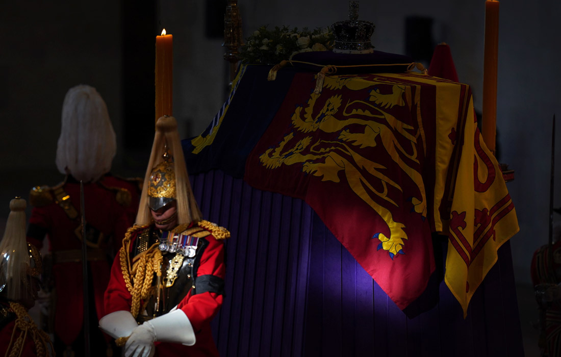 Гроб с телом королевы Елизаветы II был выставлен для прощания со всеми желающими в Вестминстерском холле здания британского парламента