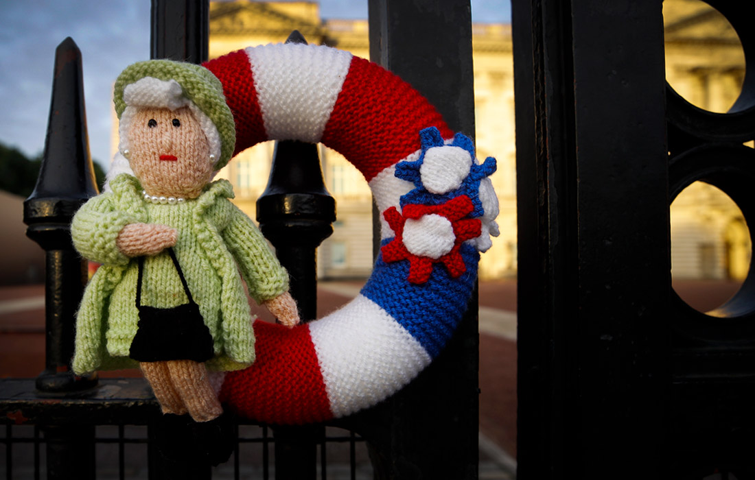 После церемонии прощания королеву похоронят в часовне святого Георгия в Виндзоре, где погребен ее супруг принц Филипп